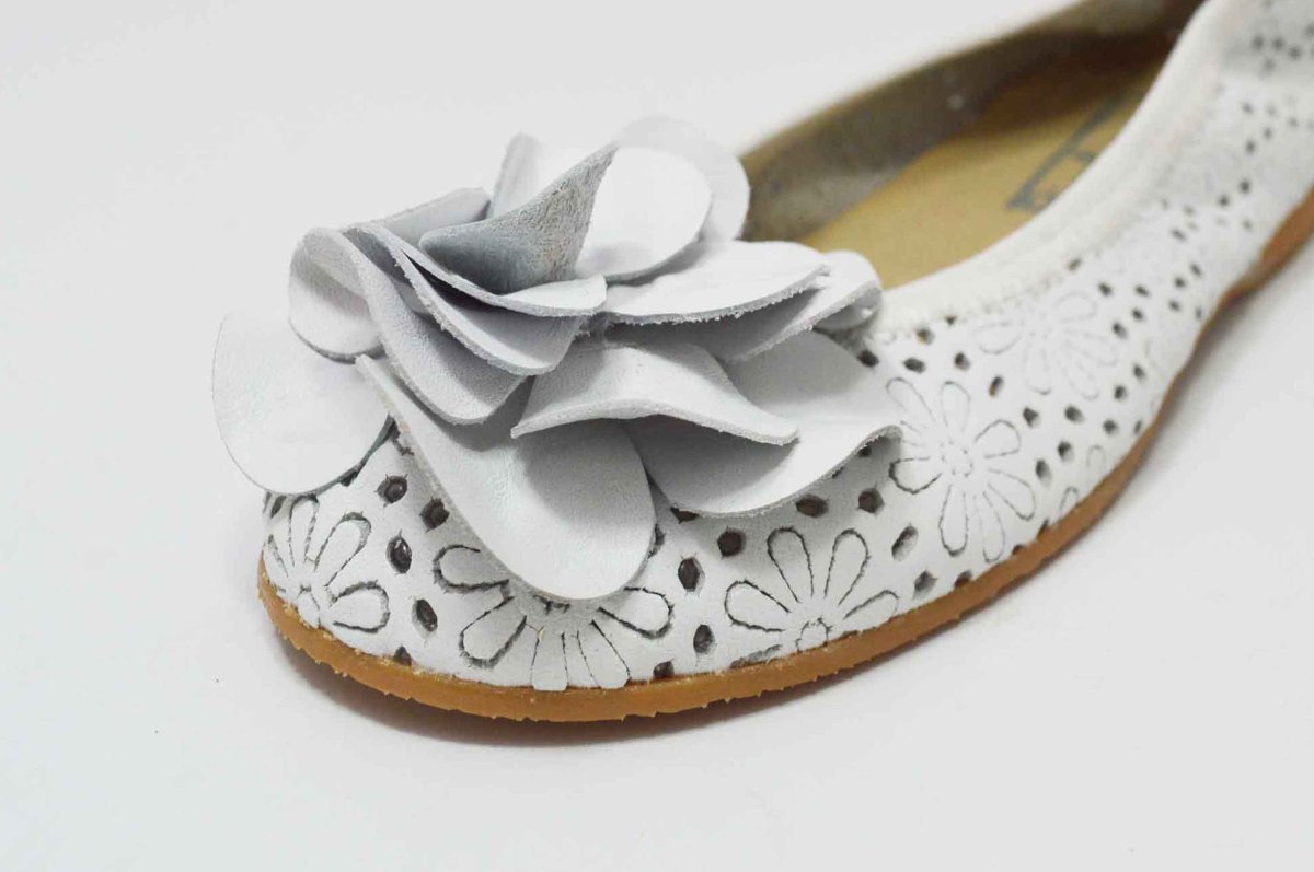 Bailarina piel calada blanco con flor - Imagen 9