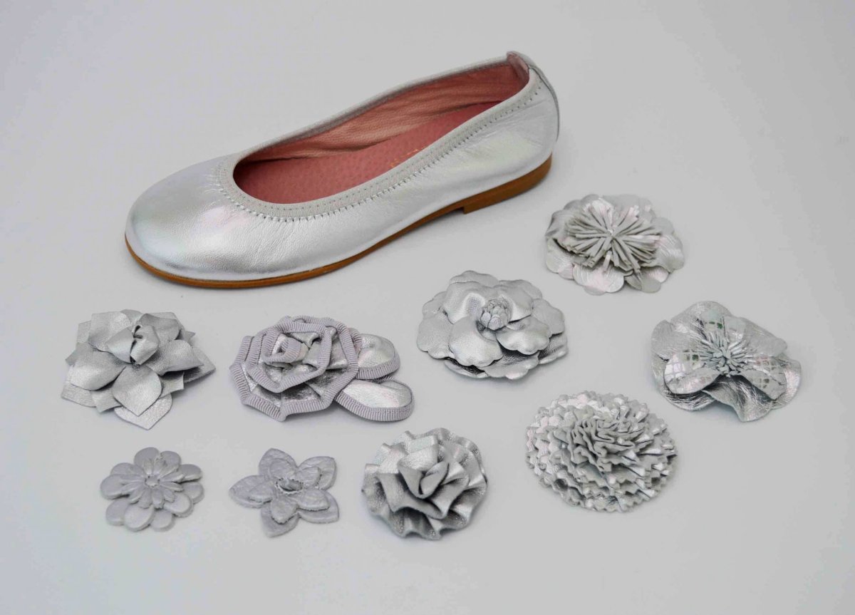 Bailarinas plata con adornos flor - Imagen 2