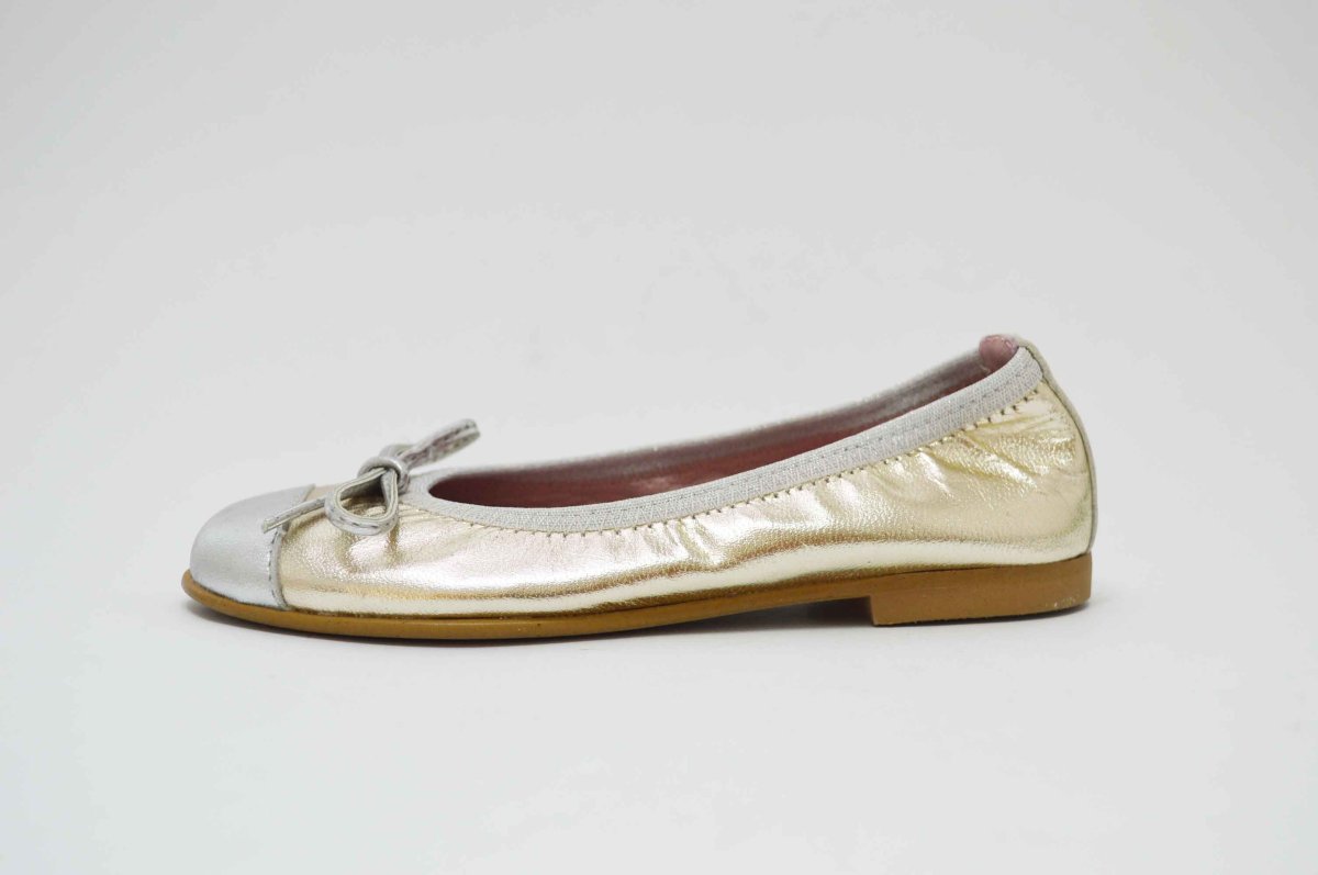Bailarina dorada con puntera plateada