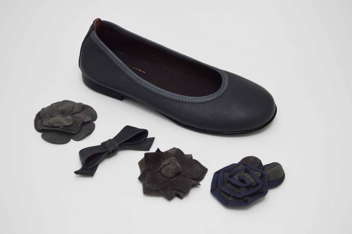 Bailarinas gris con adornos - Imagen 2