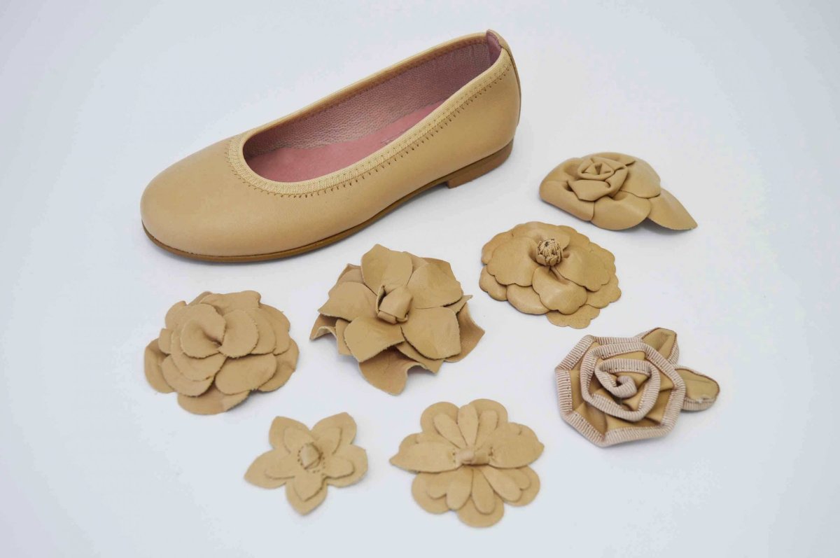 Bailarinas camel con adornos flor - Imagen 2