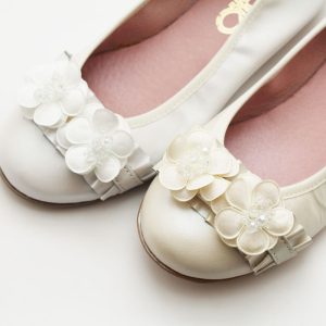 Bailarina niña comunión dos flores