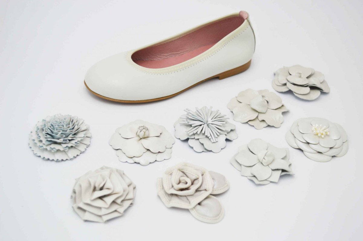 Bailarinas beige con adornos flor - Imagen 2