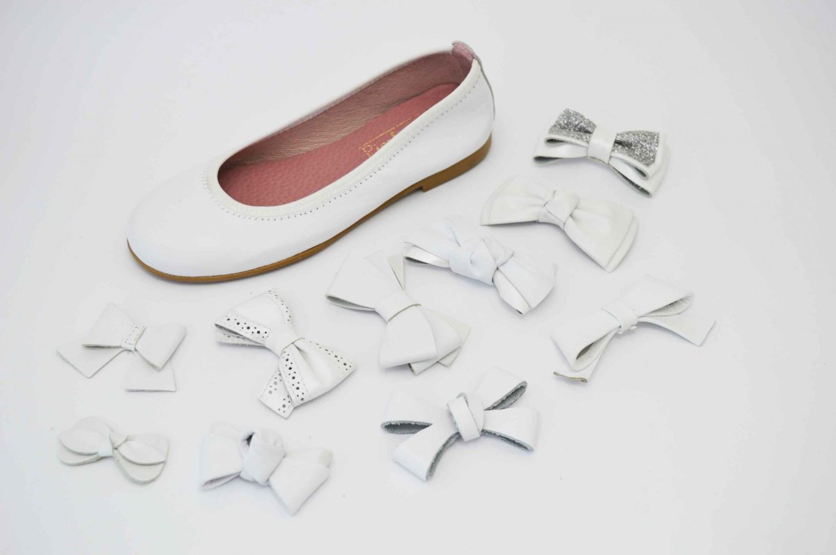 Bailarinas blanco con adornos lazos - Imagen 2