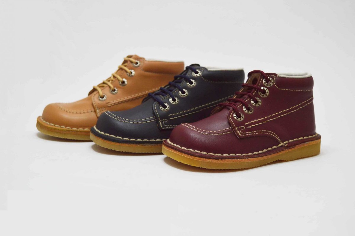 Botita cordones costuras niño