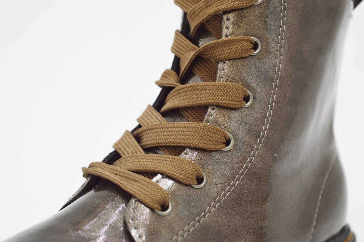 Bota estilo militar charol bronze niña - Imagen 3