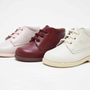 Botita cordones flor bordada niña