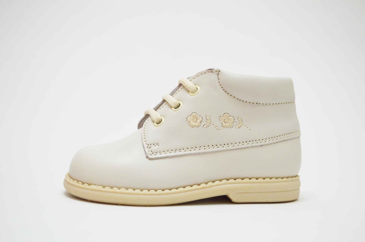 Botita cordones flor bordada niña - Imagen 4