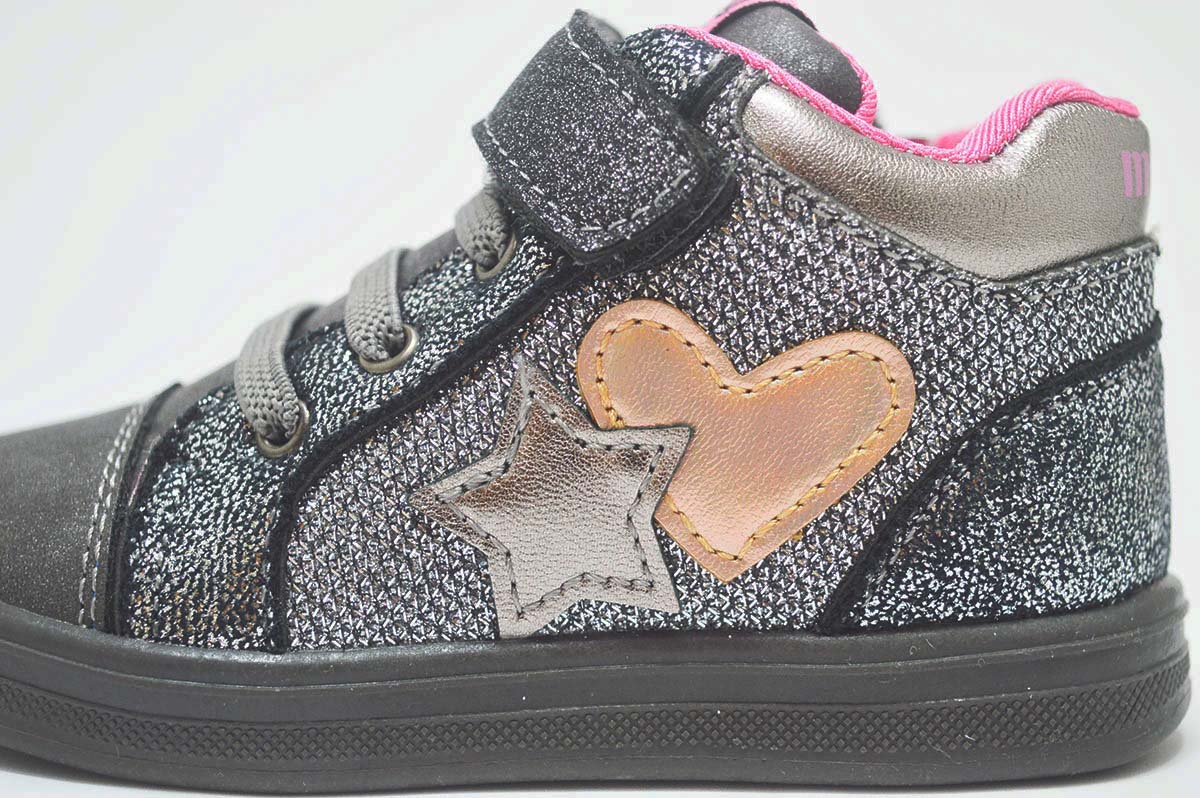 Botín deportivo metalizado gris corazones niña - Imagen 7