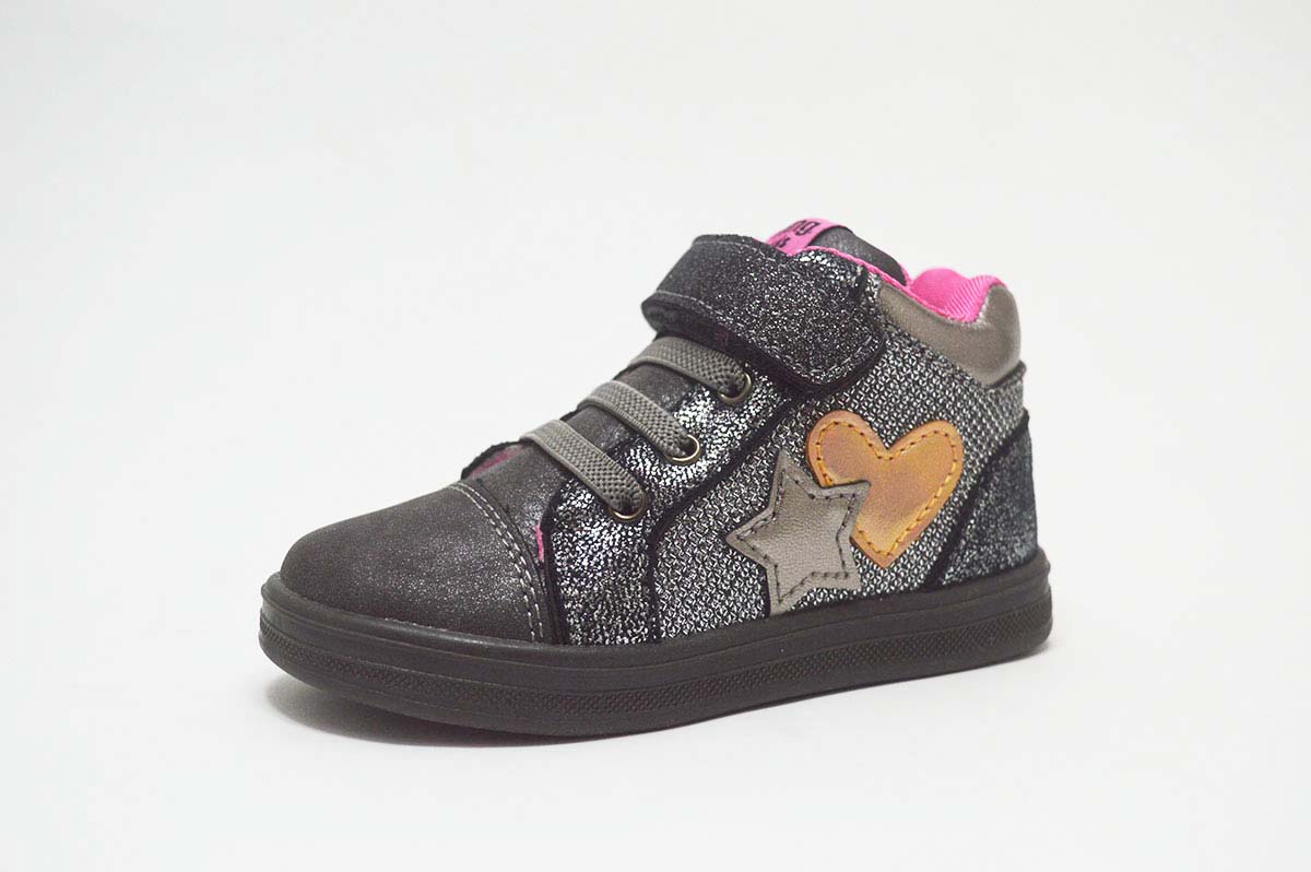 Botín deportivo metalizado gris corazones niña - Imagen 2