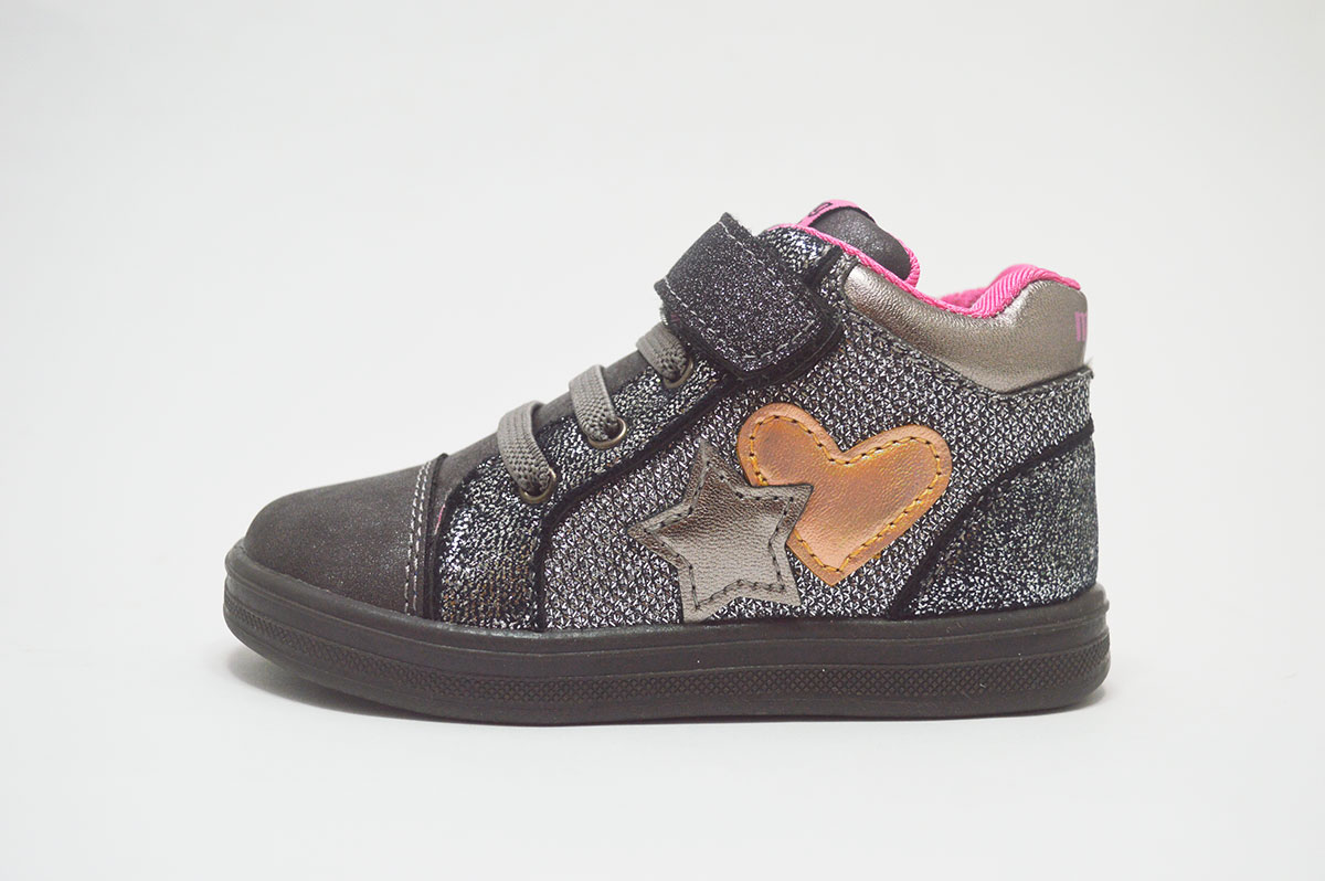 Botín deportivo metalizado gris corazones niña - Imagen 3