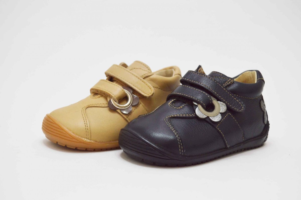 Botita cierre adherentes opuestos niña