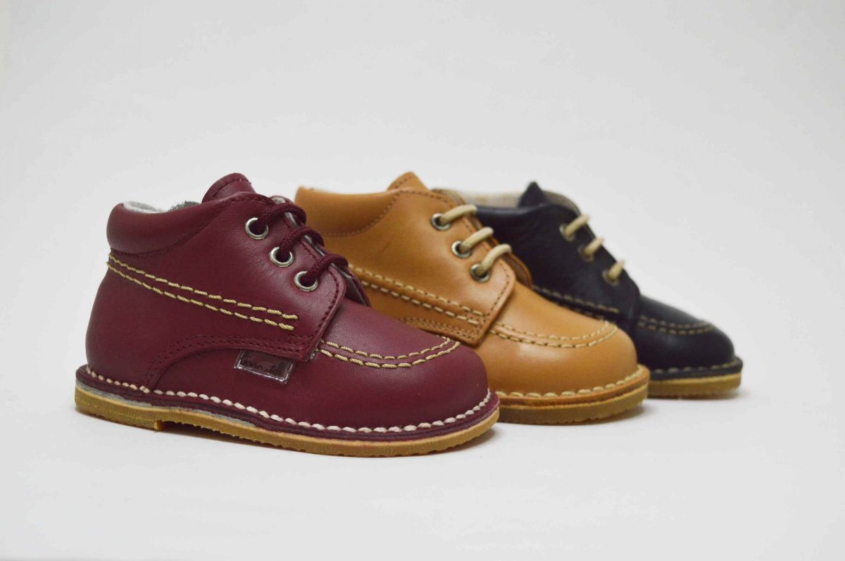 Botita cordones pespuntes niños