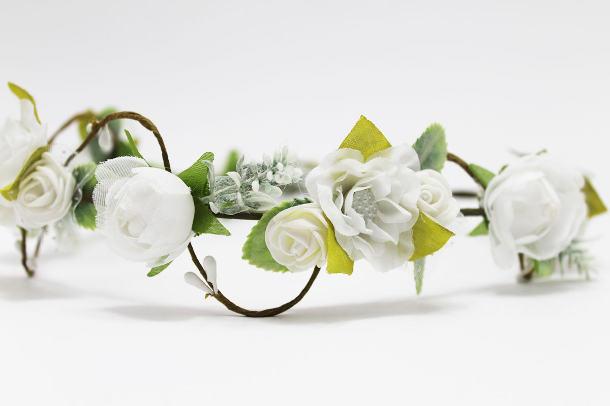 Corona de flores tonos blancos para ceremonia - Imagen 7