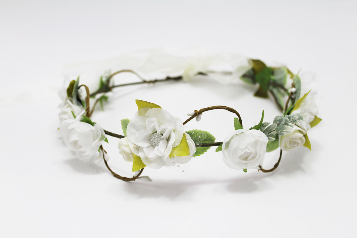 Corona de flores tonos blancos para ceremonia - Imagen 2