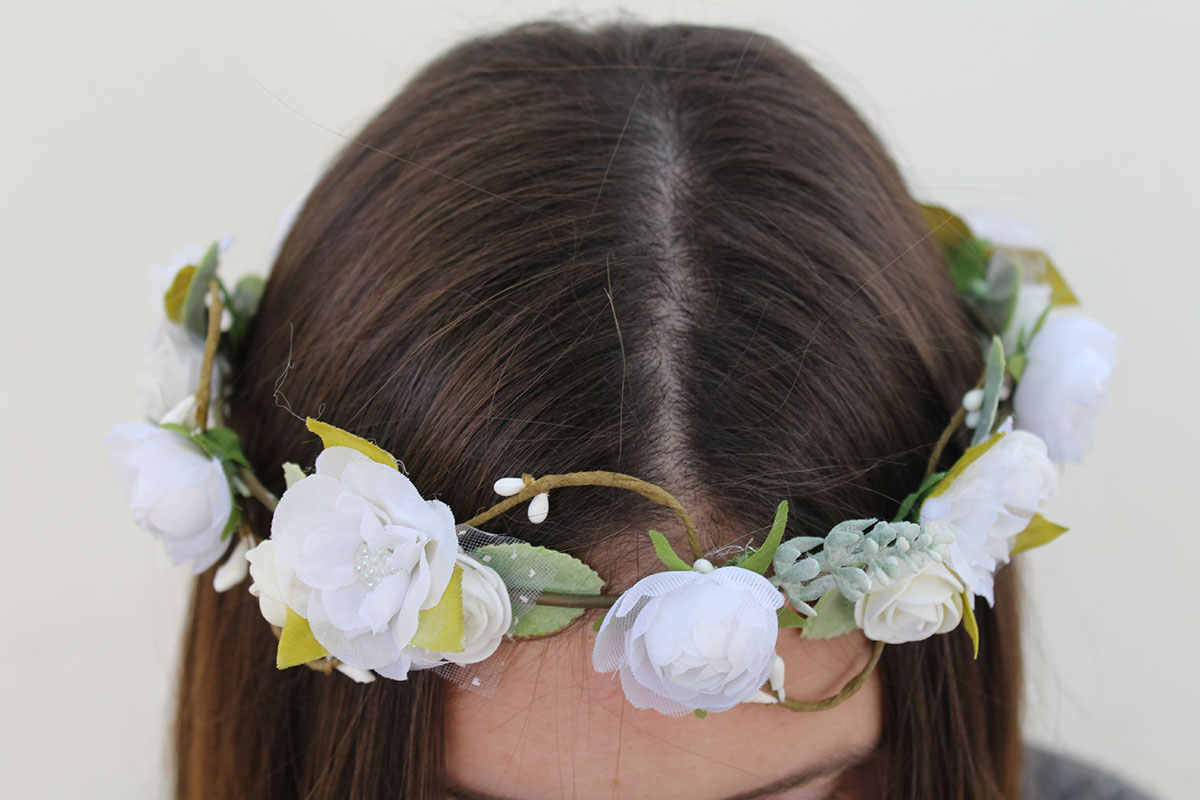 Corona de flores tonos blancos para ceremonia - Imagen 3