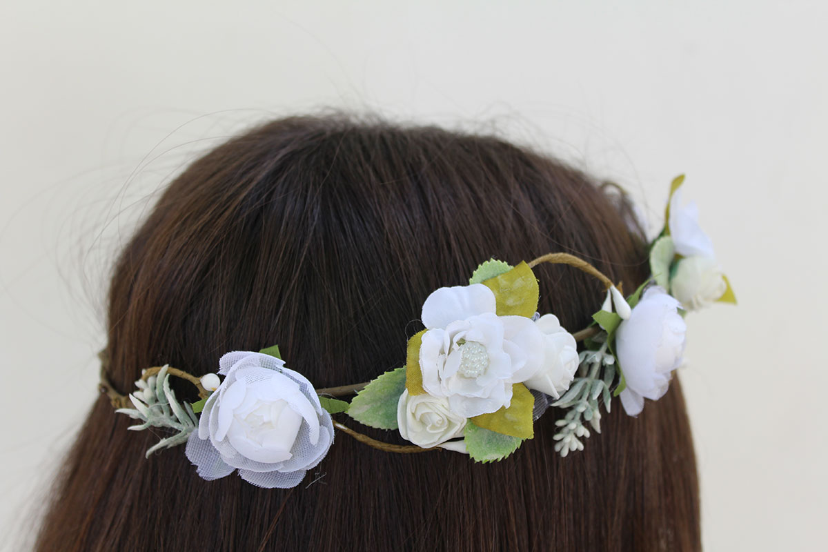 Corona de flores tonos blancos para ceremonia - Imagen 9