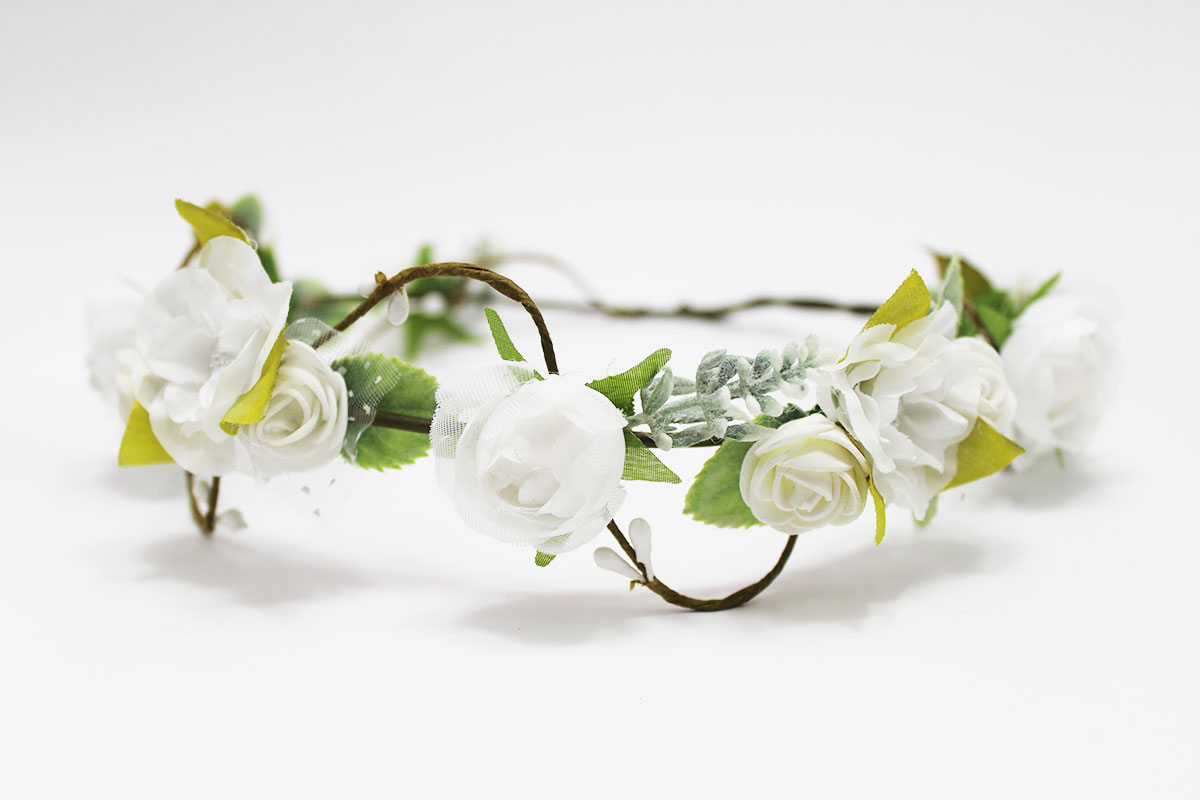 Corona de flores tonos blancos para ceremonia - Imagen 5