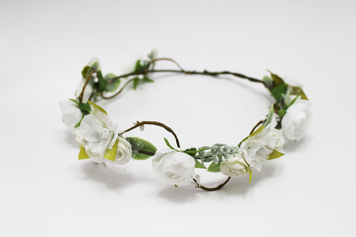 Corona de flores tonos blancos para ceremonia - Imagen 6
