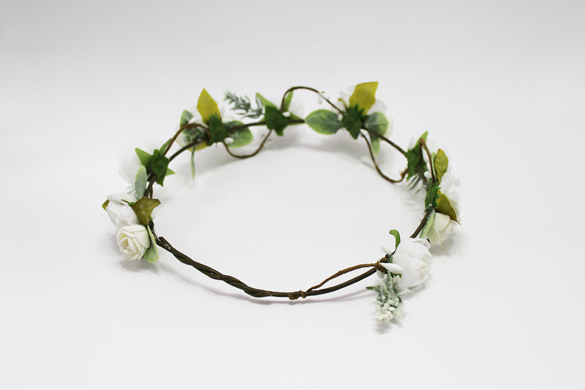 Corona de flores tonos blancos para ceremonia - Imagen 8