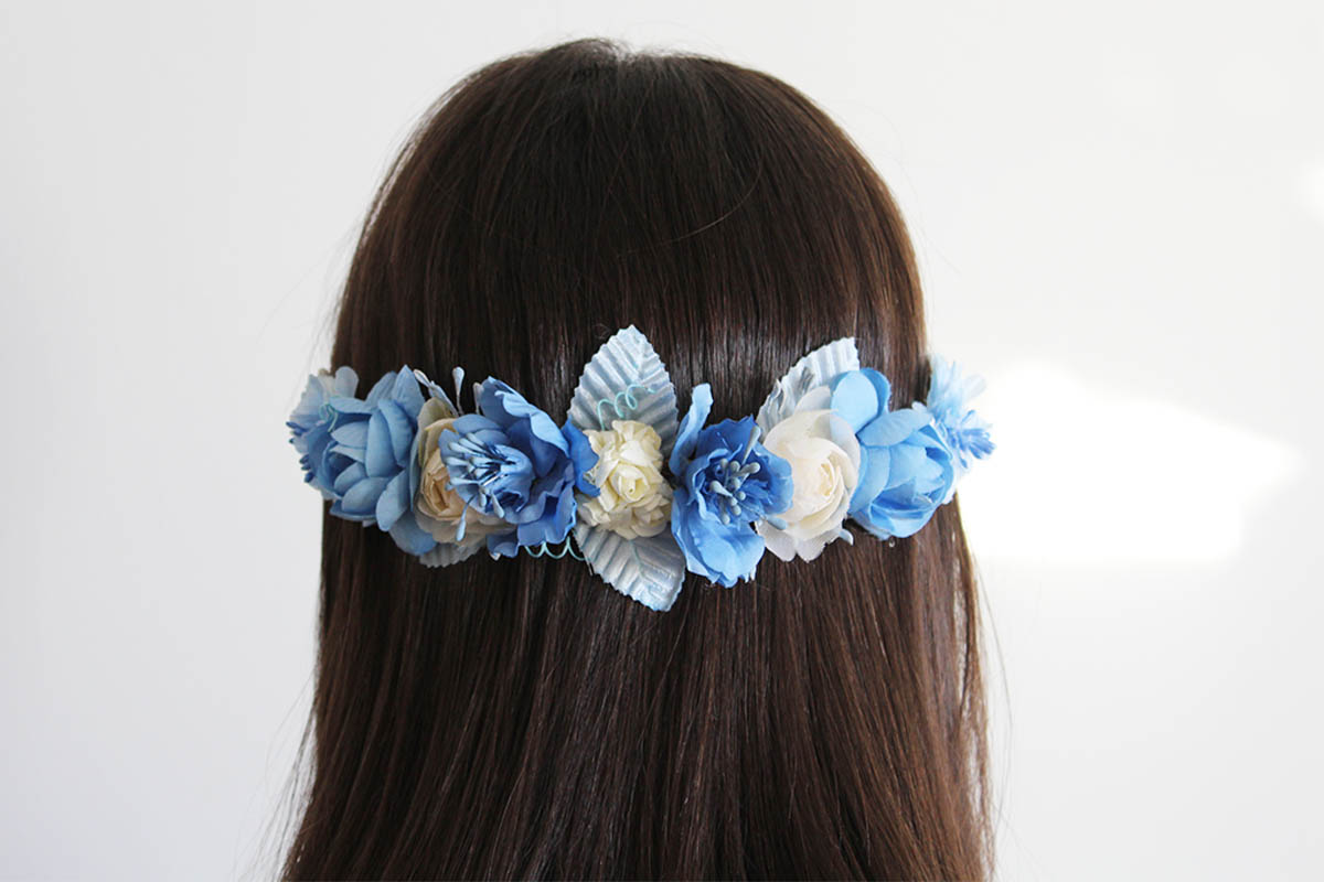 Corona ceremonia niña azul celeste beige
