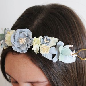 Corona ceremonia niña azul empolvado beige