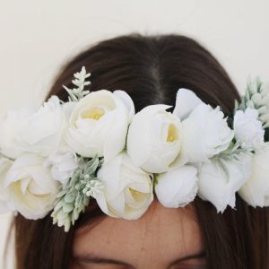 Corona cargada de flores blanco