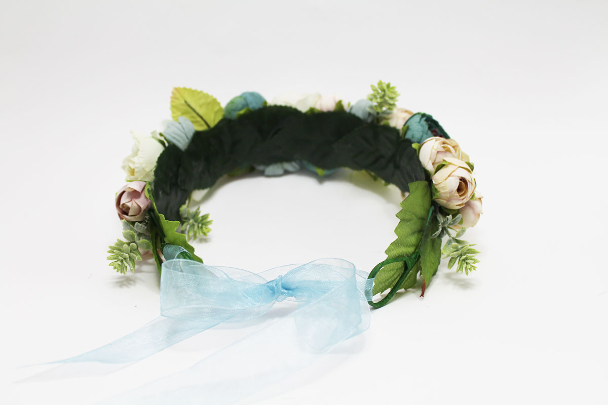 Corona flores tonos verdes niña ceremonia - Imagen 7