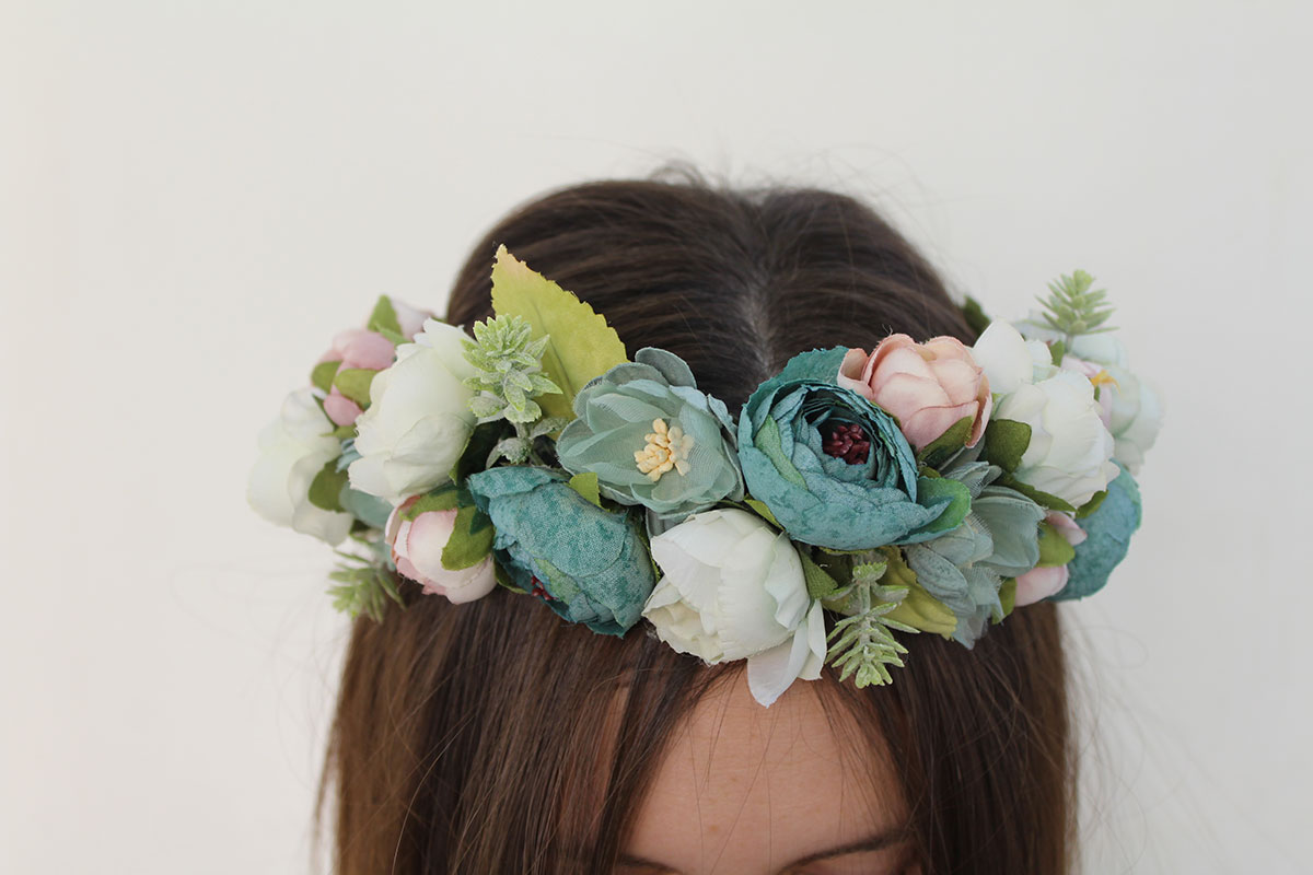 Corona flores tonos verdes niña ceremonia - Imagen 3