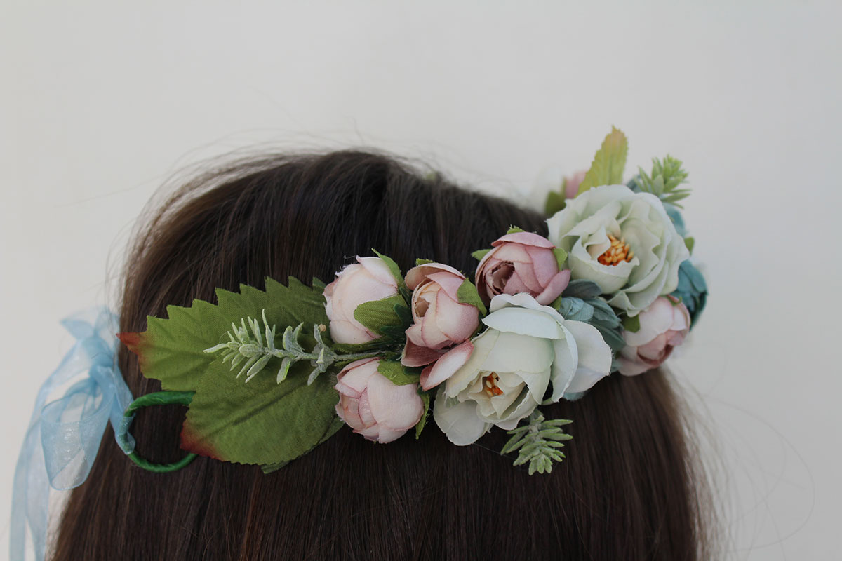 Corona flores tonos verdes niña ceremonia - Imagen 4