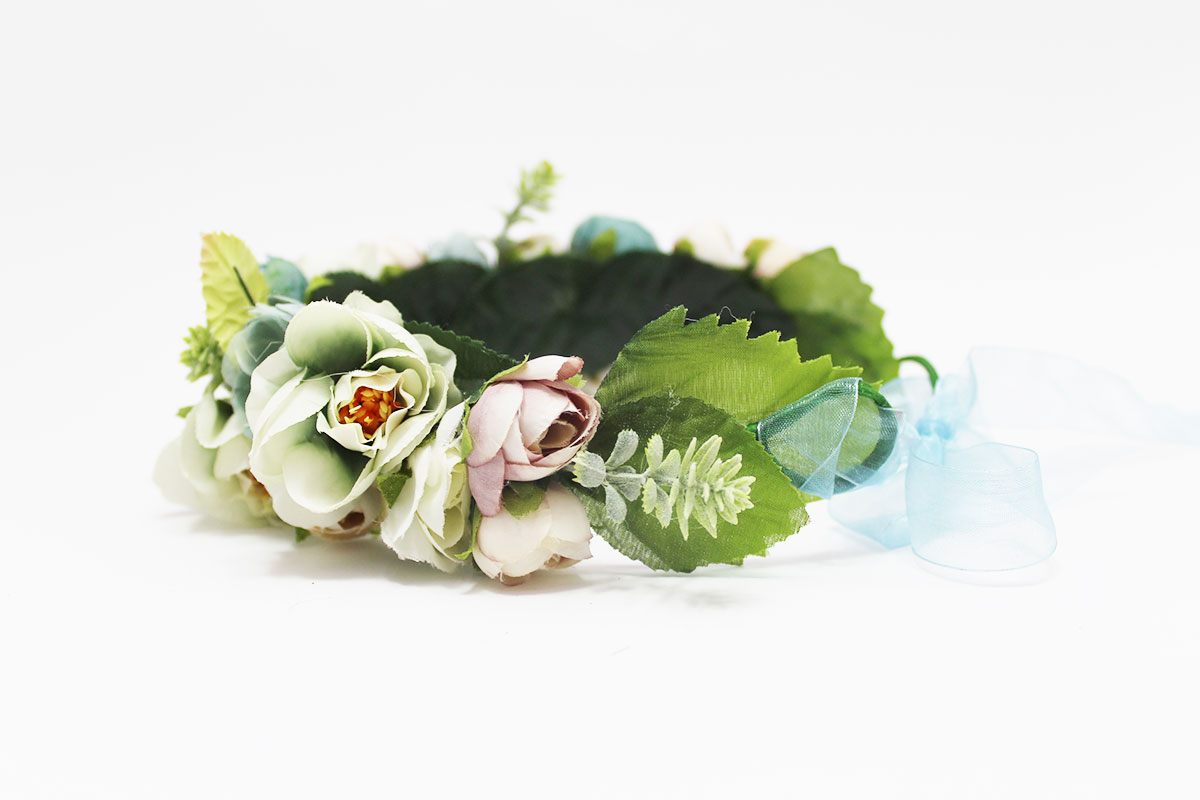 Corona flores tonos verdes niña ceremonia - Imagen 8