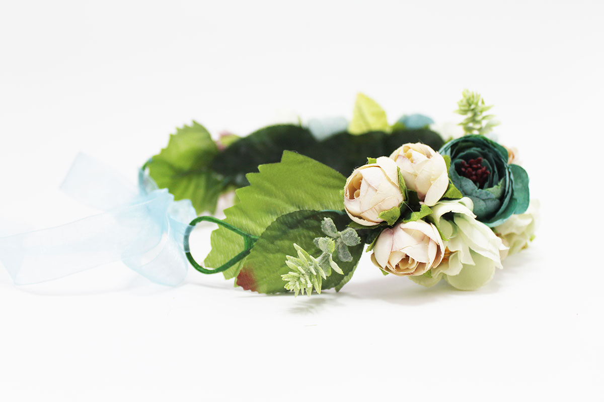 Corona flores tonos verdes niña ceremonia - Imagen 9