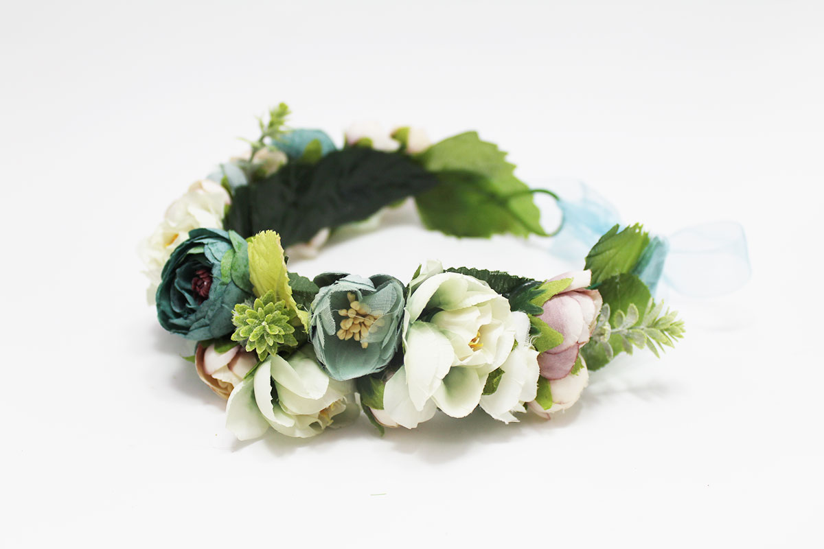 Corona flores tonos verdes niña ceremonia - Imagen 2