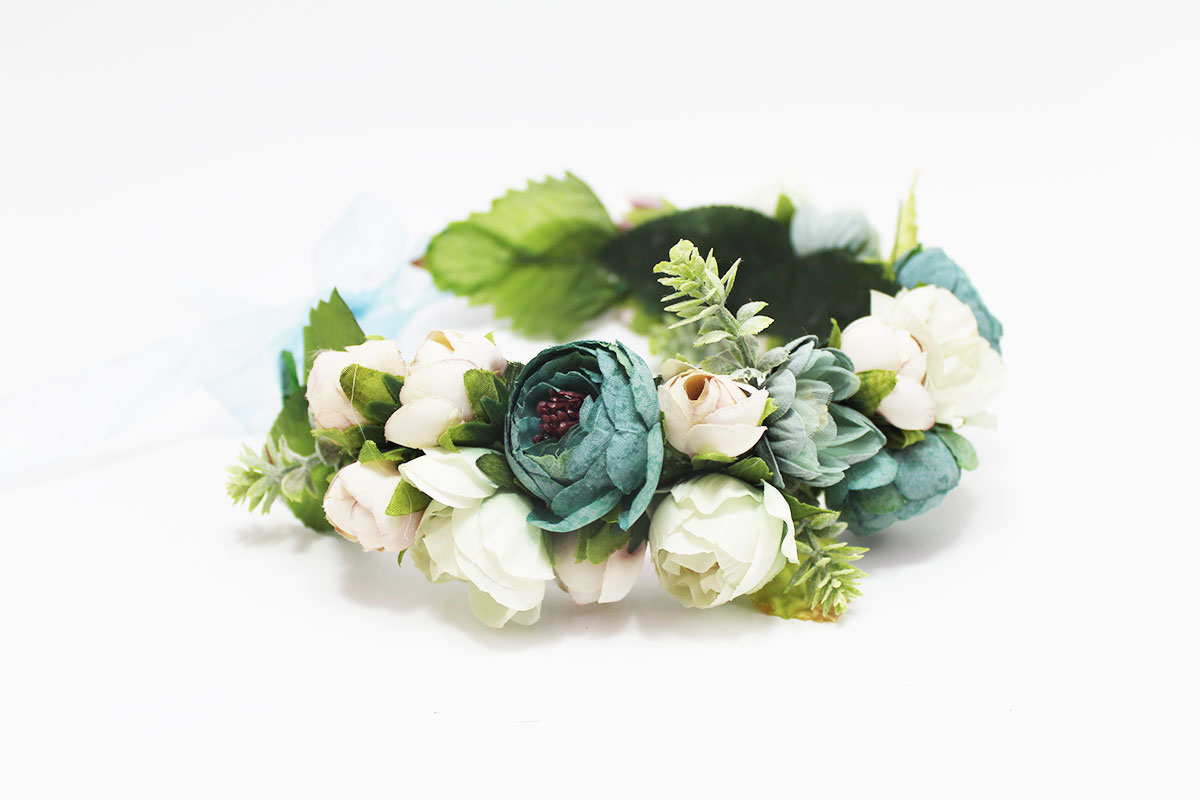 Corona flores tonos verdes niña ceremonia - Imagen 6
