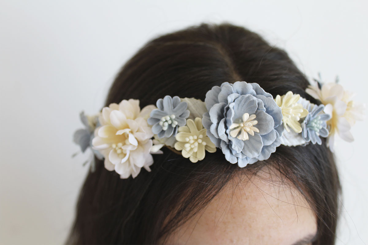 Corona comunión niña azul empolvado beige - Imagen 3