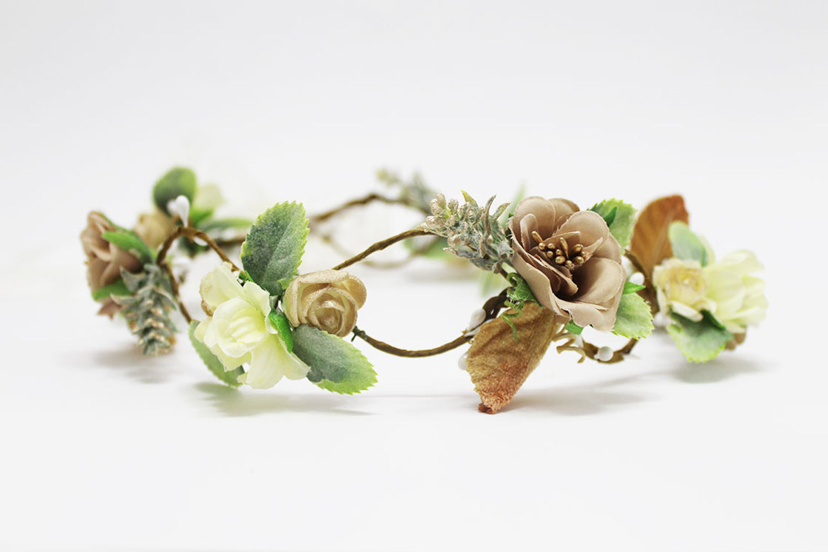 Coronas de flores tonos dorado para ceremonia - Imagen 4