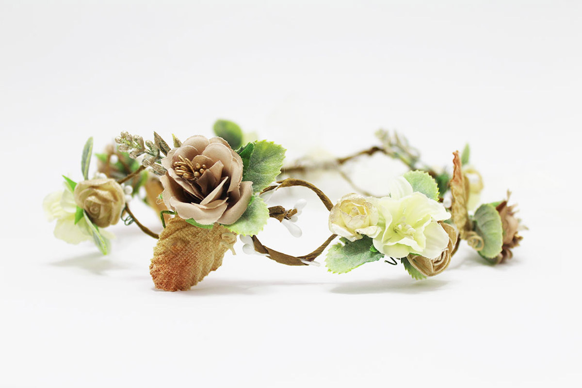 Coronas de flores tonos dorado para ceremonia - Imagen 3