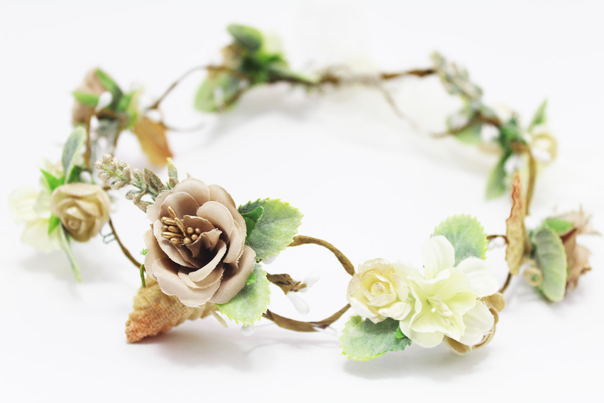 Coronas de flores tonos dorado para ceremonia - Imagen 9