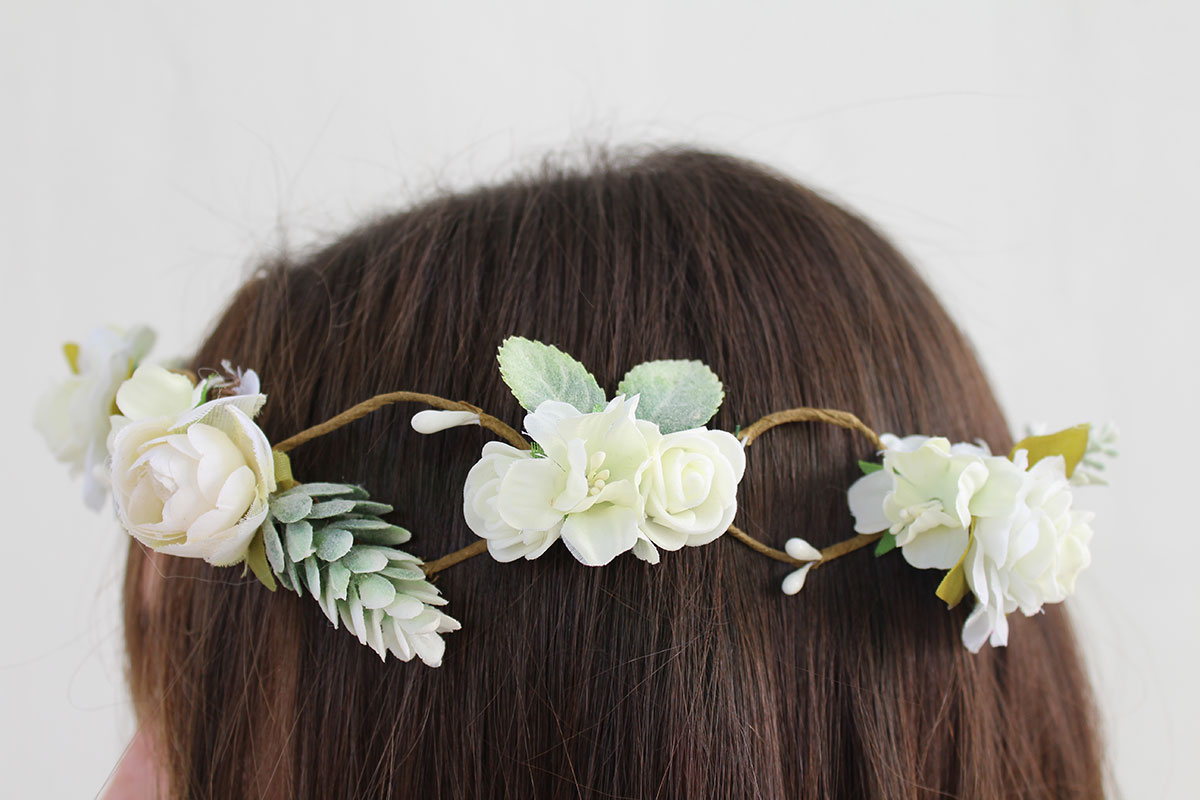 Corona de flores beige para comunión - Imagen 4