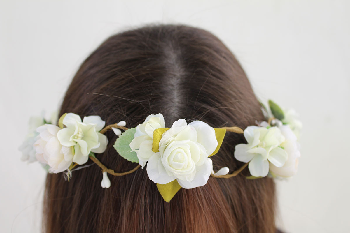 Corona de flores beige para comunión - Imagen 3