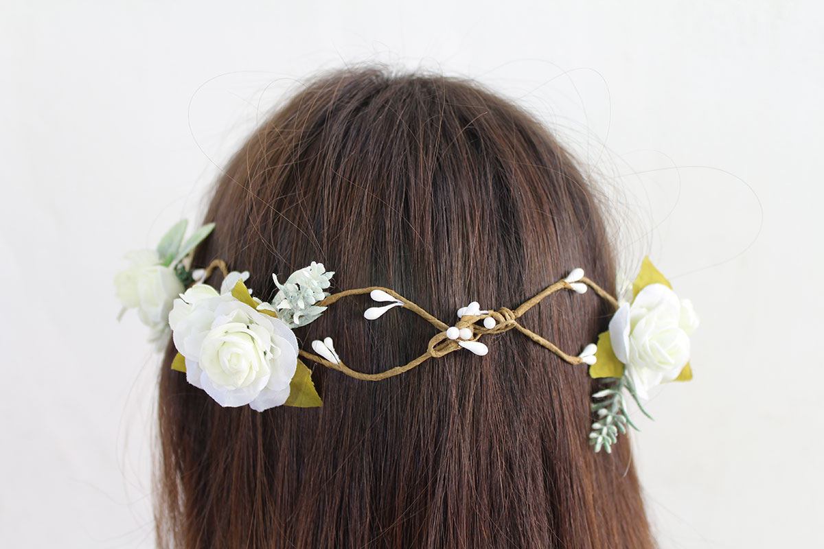Corona de flores beige para comunión - Imagen 5