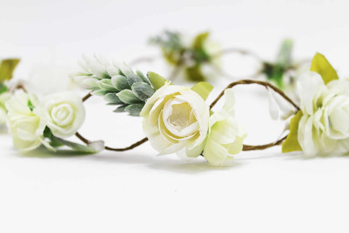 Corona de flores beige para comunión - Imagen 8