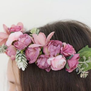 Corona flores rosa con hojas comunión