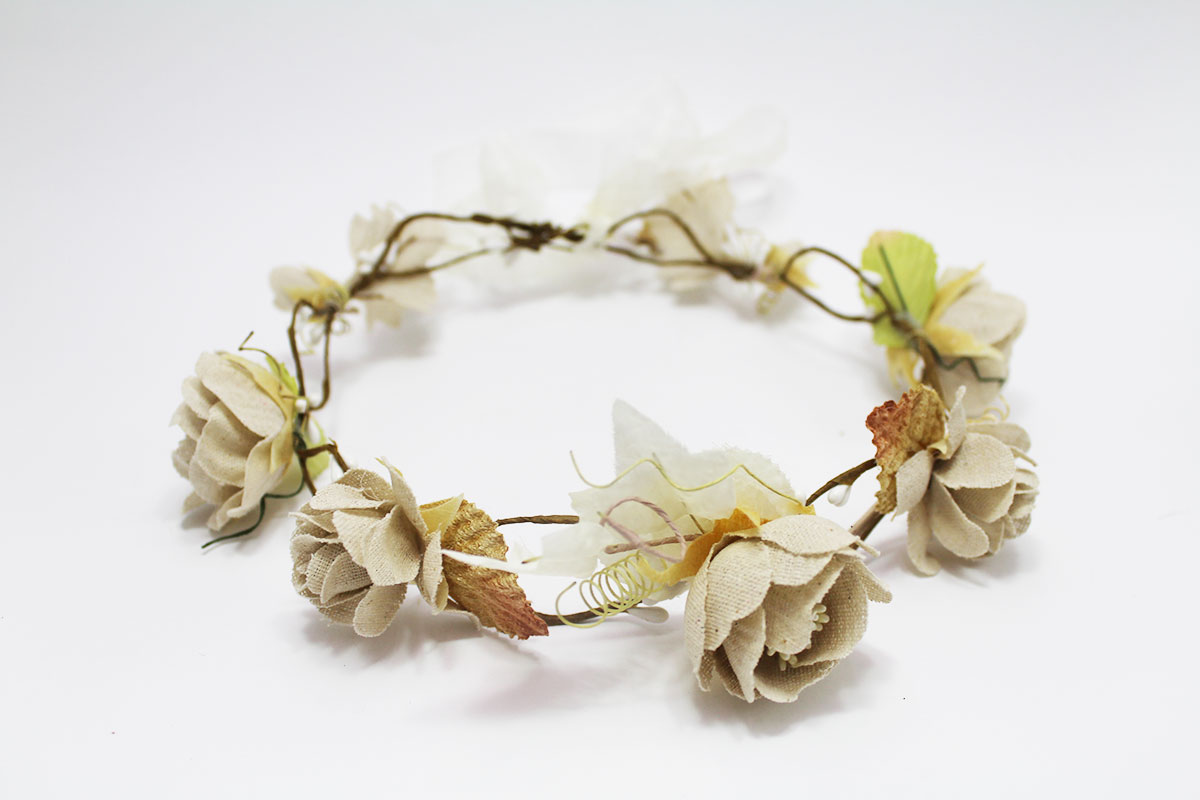 Coronas de flores beige para ceremonia - Imagen 3
