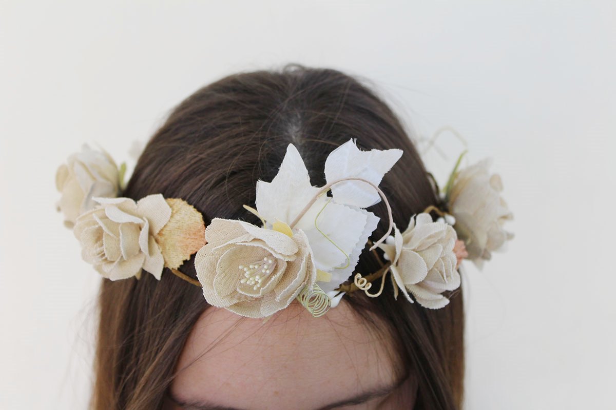 Coronas de flores beige para ceremonia - Imagen 8