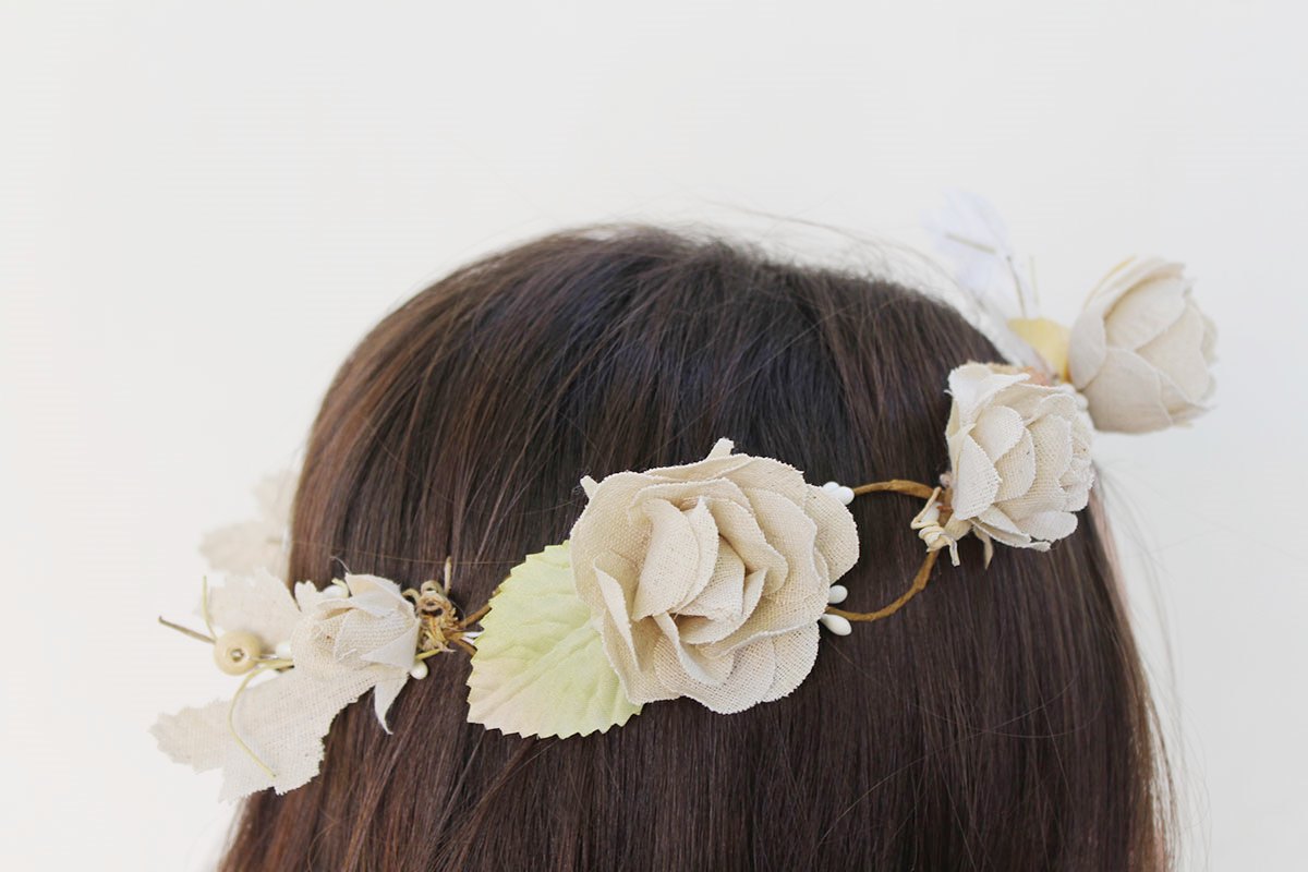 Coronas de flores beige para ceremonia - Imagen 9