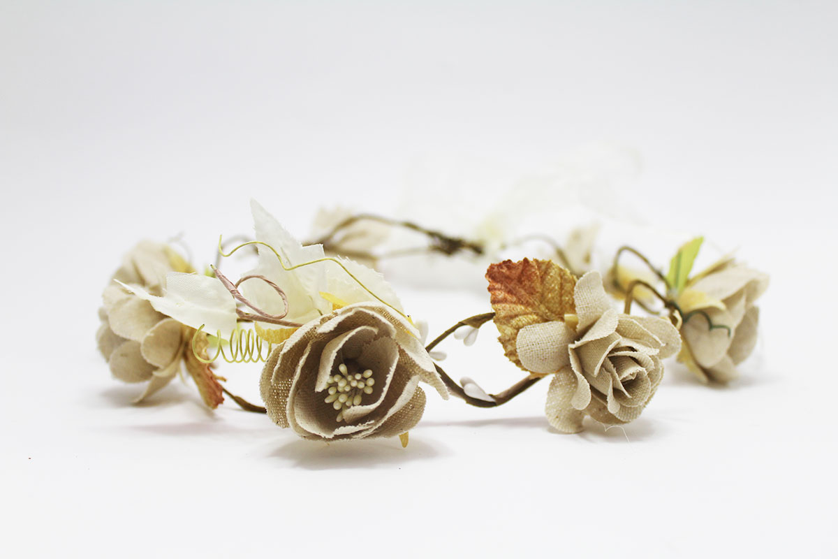 Coronas de flores beige para ceremonia - Imagen 5