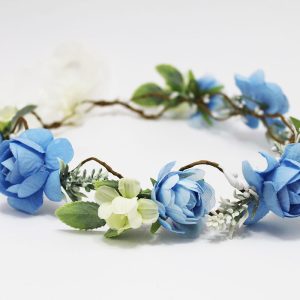 Corona de flores tonos celeste añil blanco roto