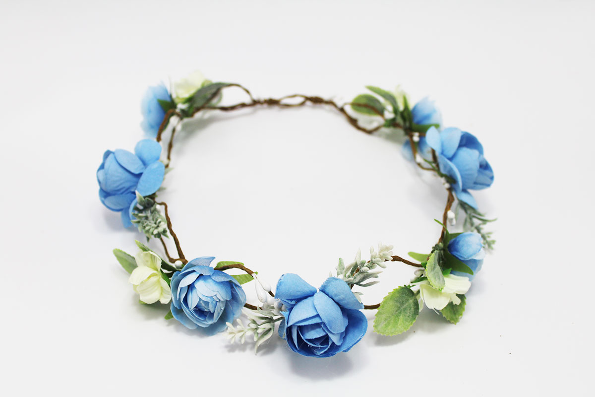 Corona de flores tonos celeste añil blanco roto - Imagen 7