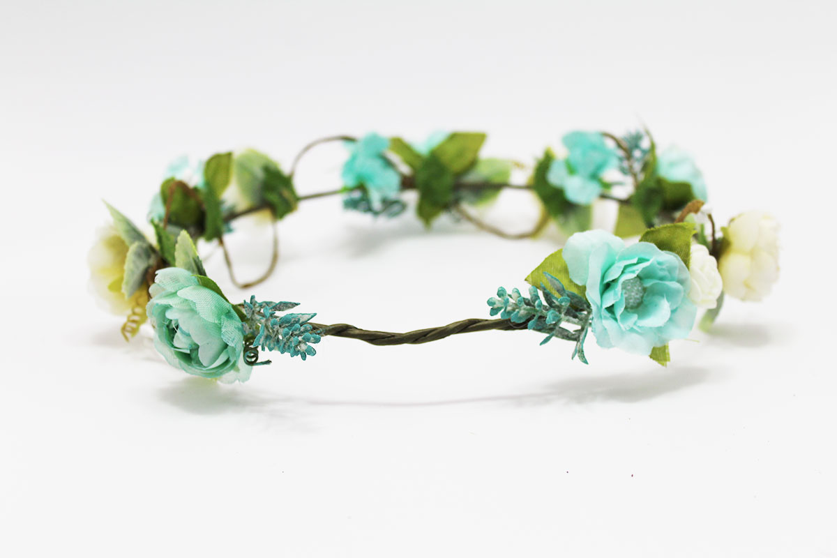 Corona de flores tonos menta blanco roto para ceremonias - Imagen 4